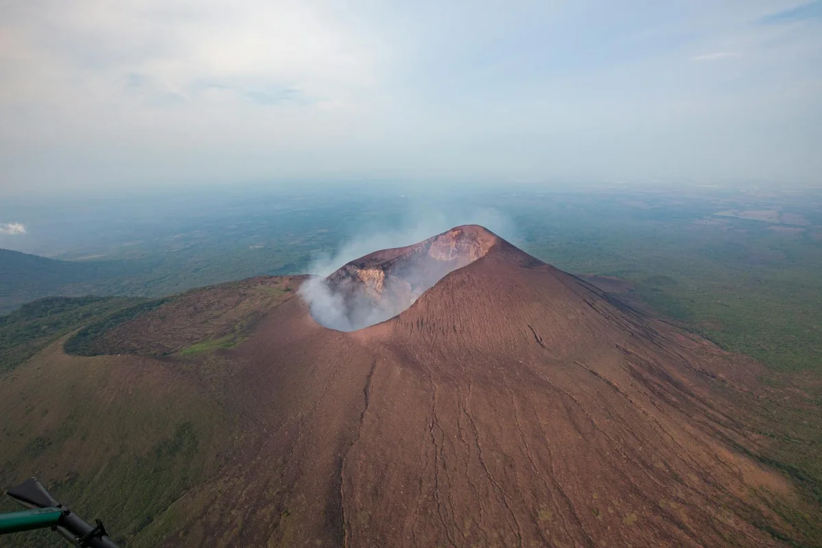 奇漫屋阅读页界面示意，显示章节目录位于顶部、翻页控件位于底部的相对位置